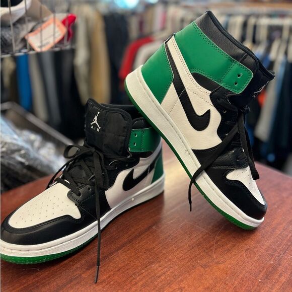 Nike Mens 9.5 black green white air jordan high top shoes